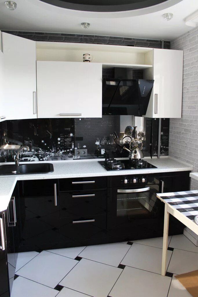 Кухонный гарнитур черно белый фото в интерьере Черно-белая угловая кухня / Мебельная фабрика "Яркие Кухни", г. Ульяновск