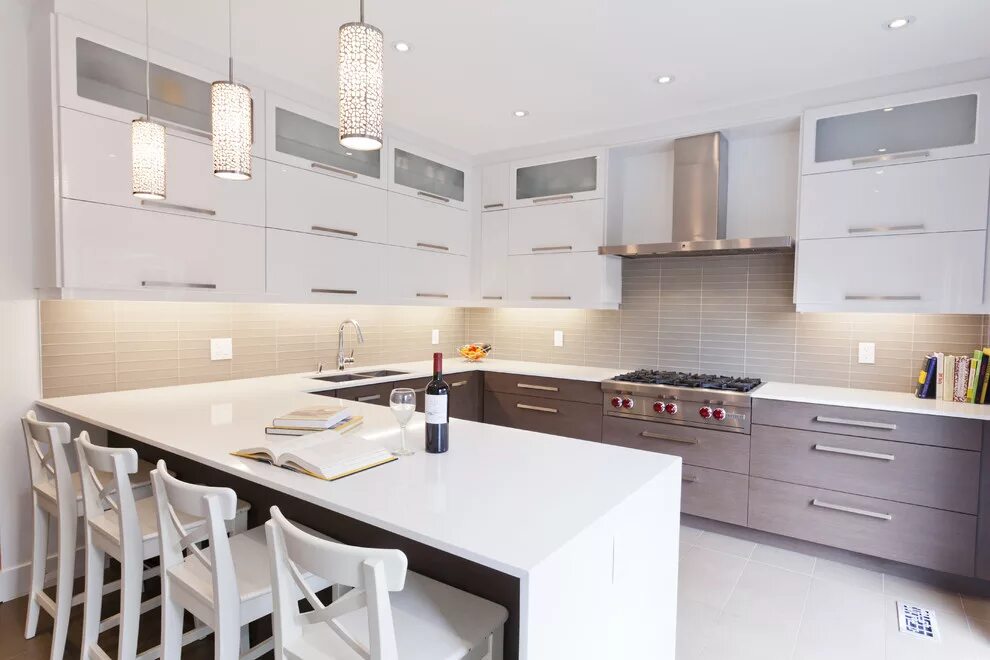 Кухонный гарнитур дизайн современный в светлых Дизайн п-образной кухни с окном - советы и обзоры от специалистов