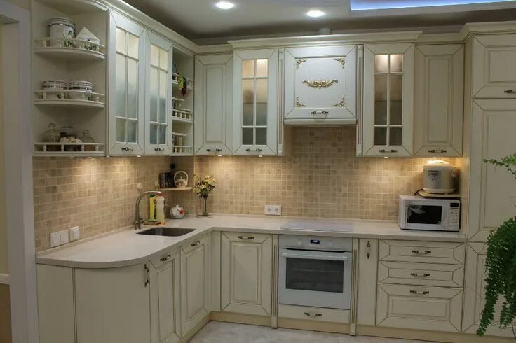 Кухонный гарнитур для светлой кухни фото Классическая кухня c орнаментом на Урицкого (2020) Home decor, Kitchen cabinets,