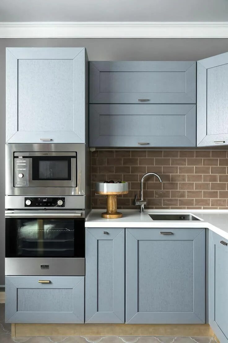 Кухонный гарнитур для встраиваемой техники фото Правильно расположение бытовой техники на маленькой кухне дает возможность созда