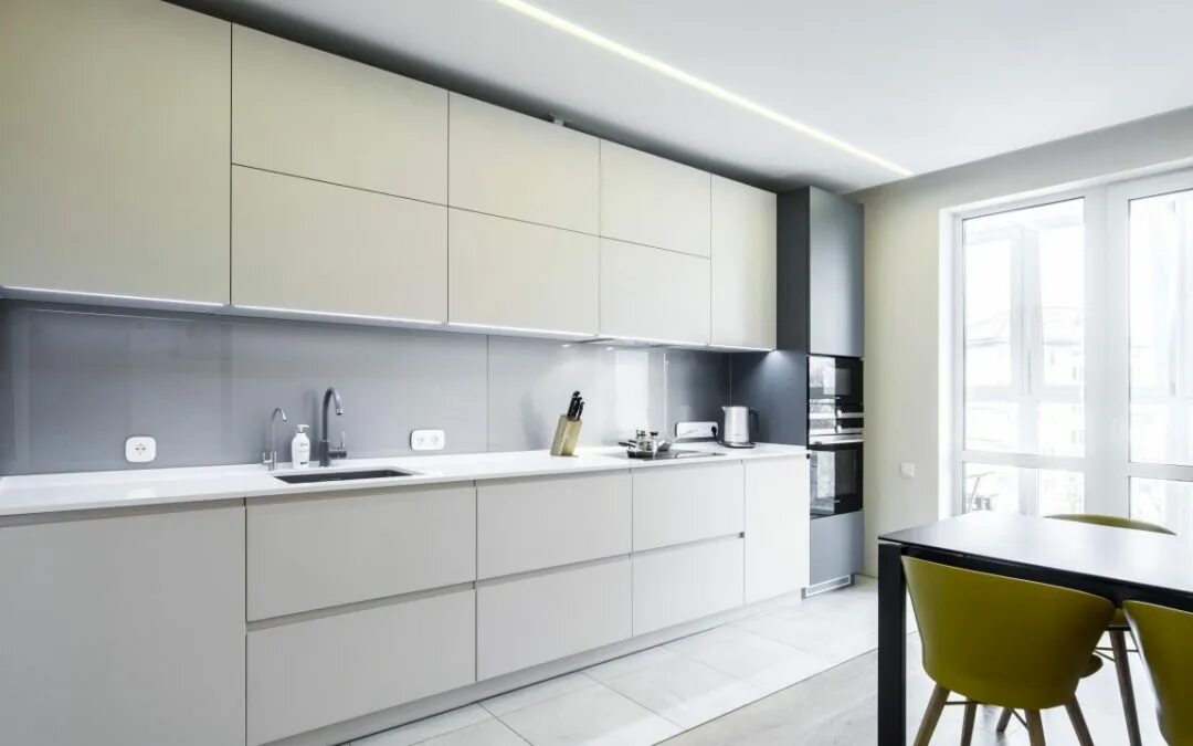 Кухонный гарнитур до потолка прямой фото Розетка над раковиной в кухне - 86 фото