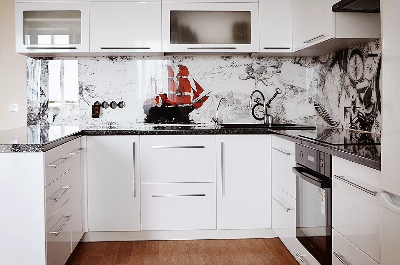 Кухонный гарнитур фото фартук Фартуки для кухни из стекла (92 фото): обзор жаропрочных стеклянных фартуков с п