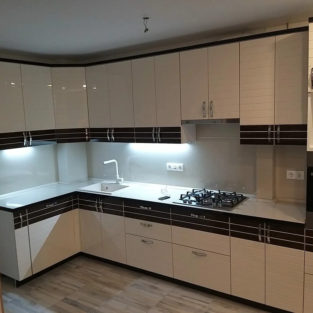 Кухонный гарнитур фото под заказ Роль подсветки на кухне - Кухни Виват