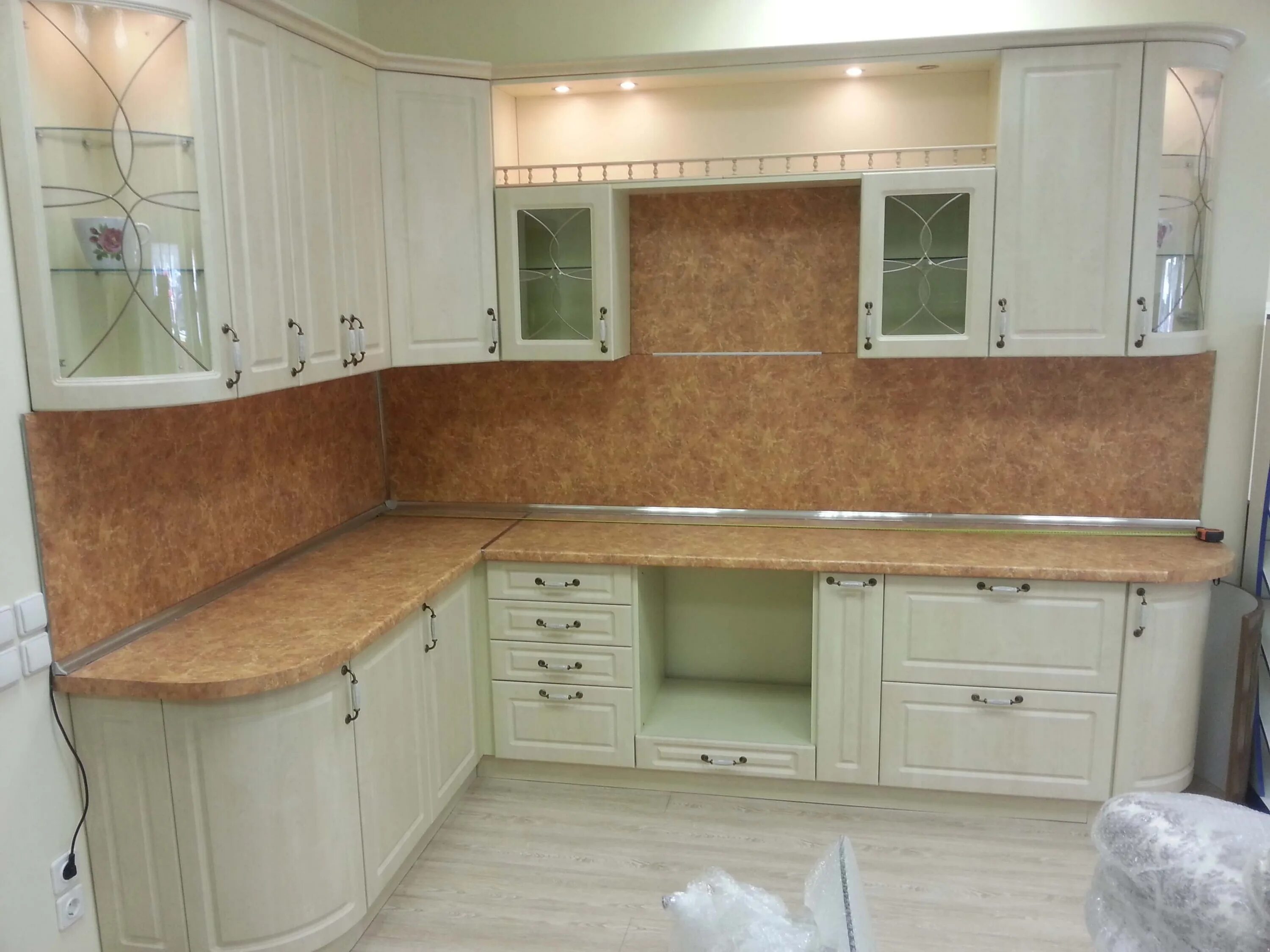 Кухонный гарнитур фото столешницы Какую столешницу выбрать для кухни - полезные советы от Антарес