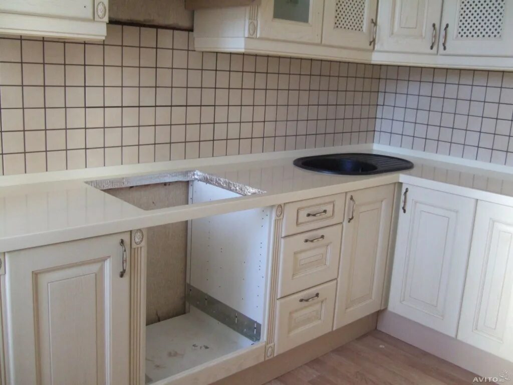 Кухонный гарнитур фото столешницы Столешница из искусственного камня с пристеночным плинтусом 6,5 кв.м - купить в 