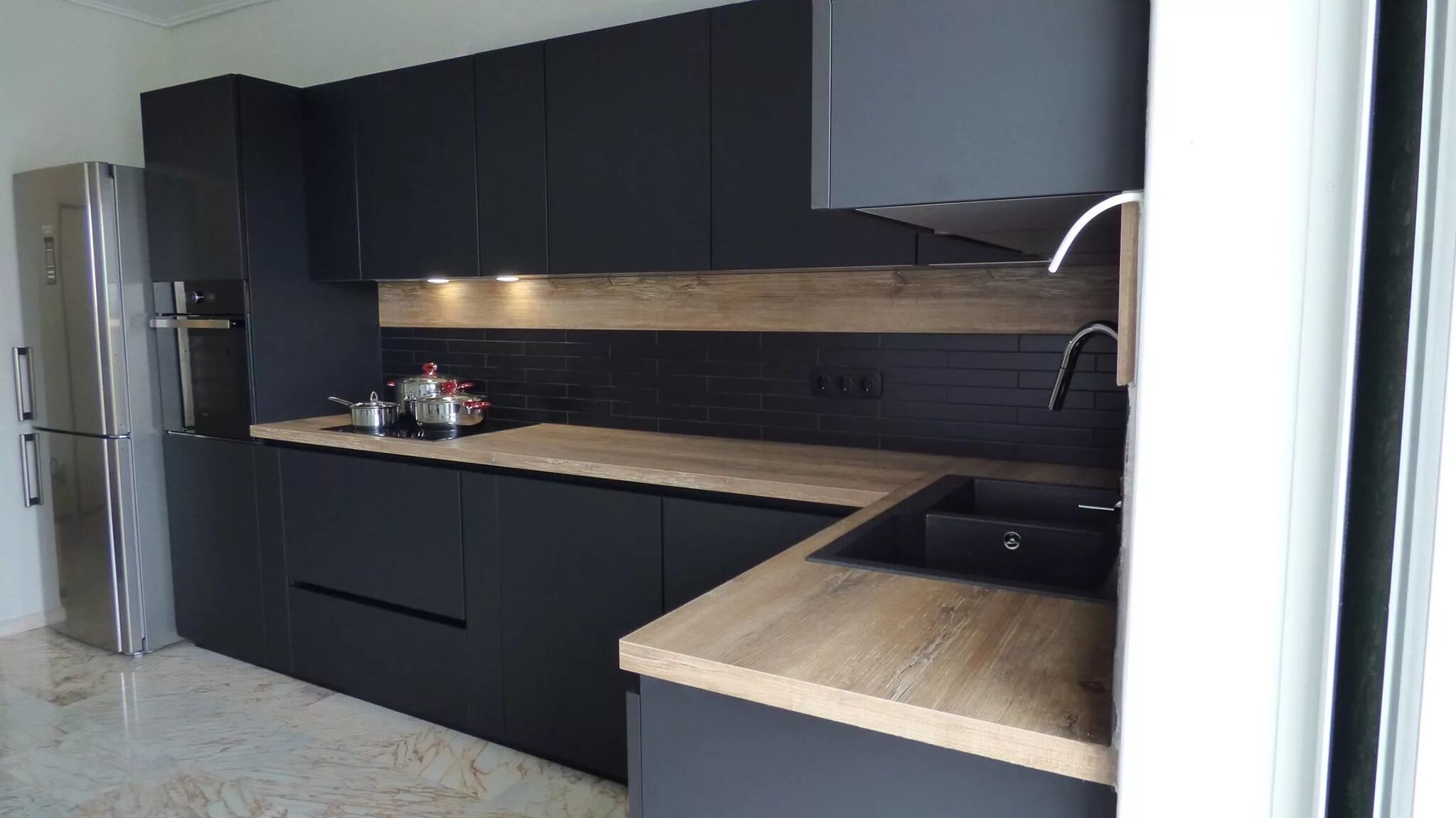 Кухонный гарнитур графит с деревом фото Как правильно подобрать скинали для матовой кухни 3 Скинали и фартуки для кухни 