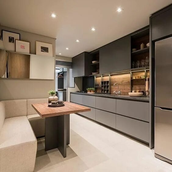 Кухонный гарнитур интерьер фото дизайн Decoração Armário de Cozinha Banco com tecido claro e mesa com tampo de madeira 