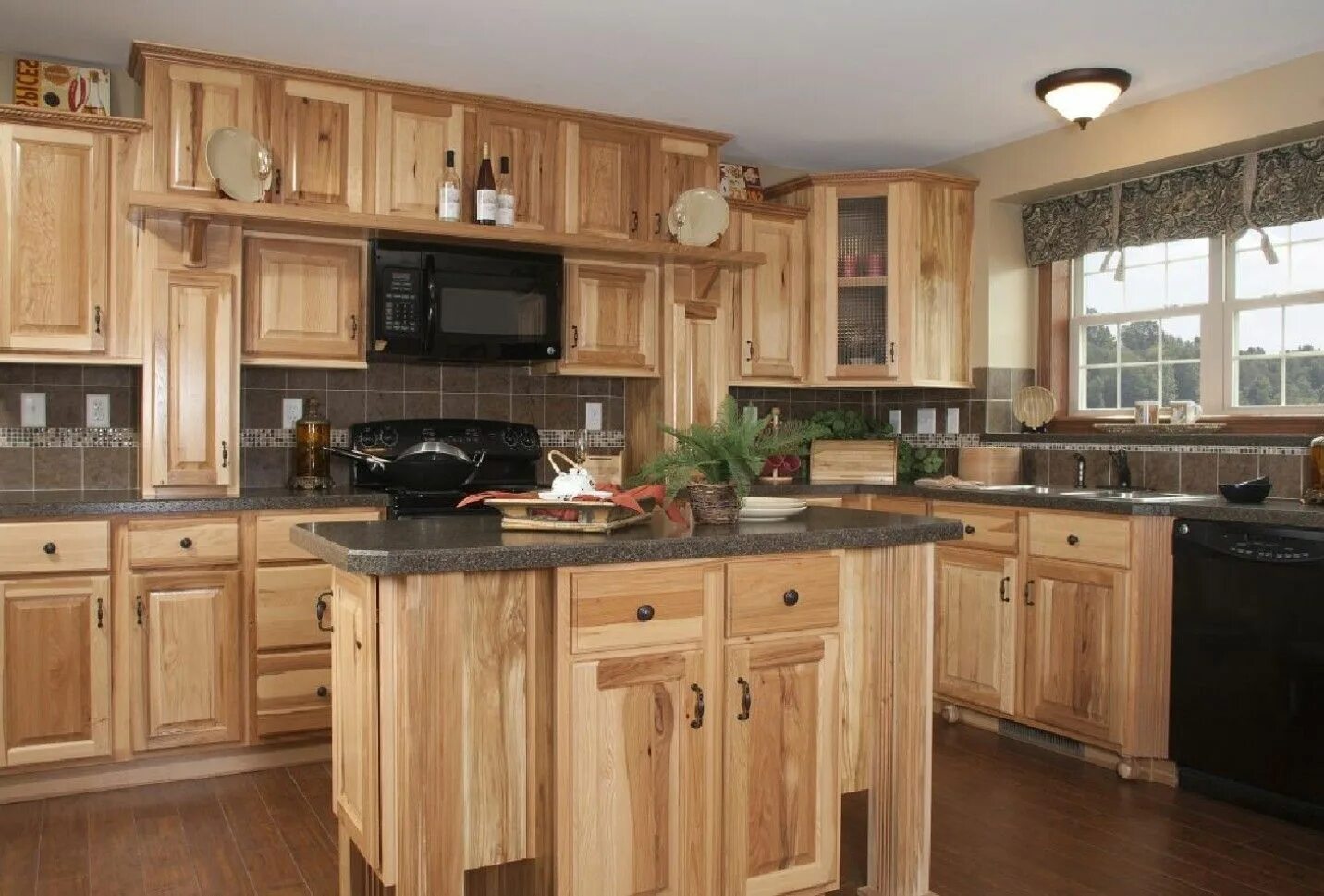 Кухонный гарнитур из дерева фото Love these cabinets and dark counter from Home Depot Pine kitchen cabinets, Rust