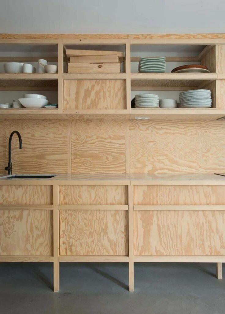 Кухонный гарнитур из фанеры фото Le contreplaqué et autres bois de chantier sont des matériaux très prisés par le