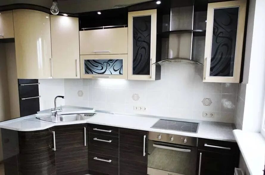 Кухонный гарнитур из пластика фото и цены Глянцевая кухня с контрастными фасадами