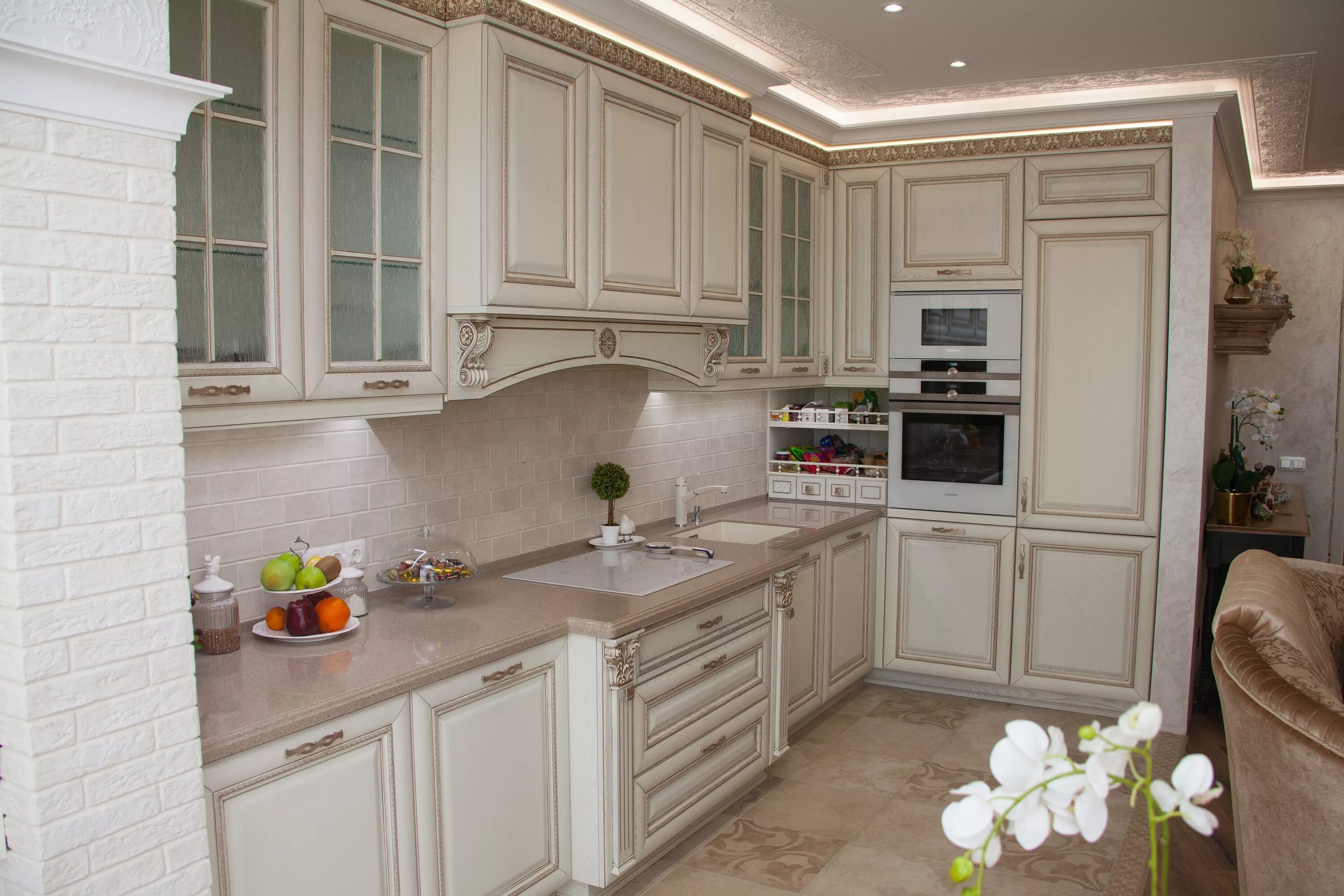 Кухонный гарнитур классика светлая фото Белая кухня с патиной (42 фото): гарнитуры с золотом и серебряной патиной на бел