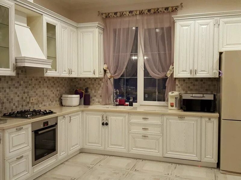 Кухонный гарнитур классика светлая фото Классические кухни, кухни классика фото, кухня в классическом стиле