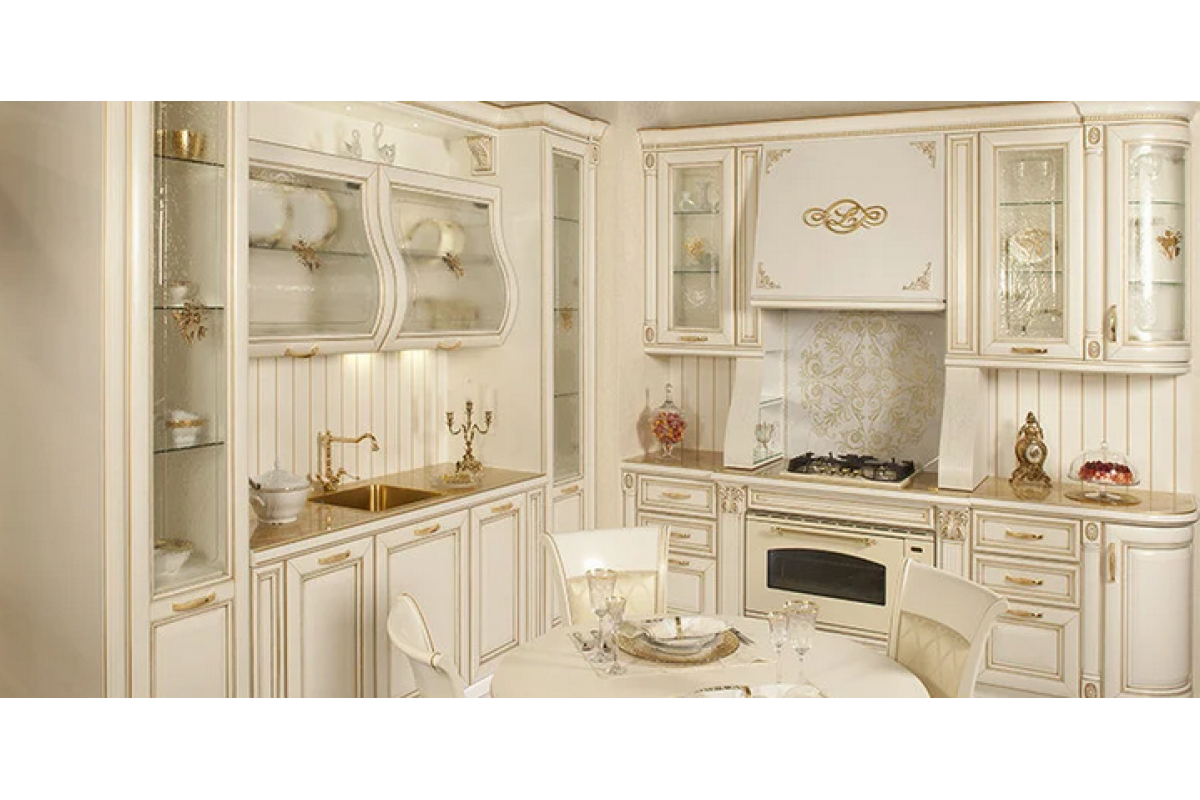 Кухонный гарнитур классика светлая фото Кухня Монтебьянко, цвет - белый с золотой патиной, стиль - классический - купить