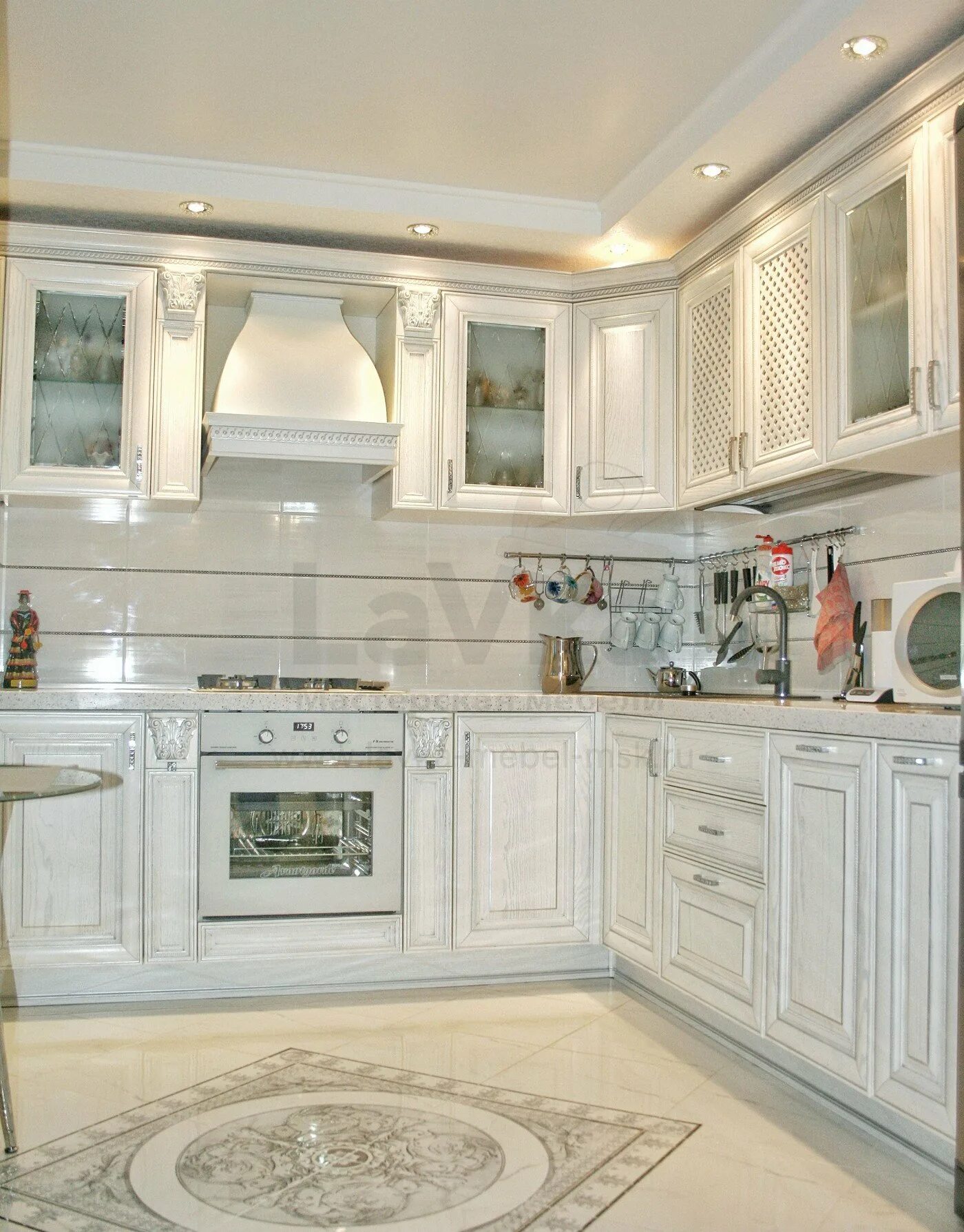 Кухонный гарнитур классика светлая фото Кухни классические светлые с патиной (фото) - diymaven.ru