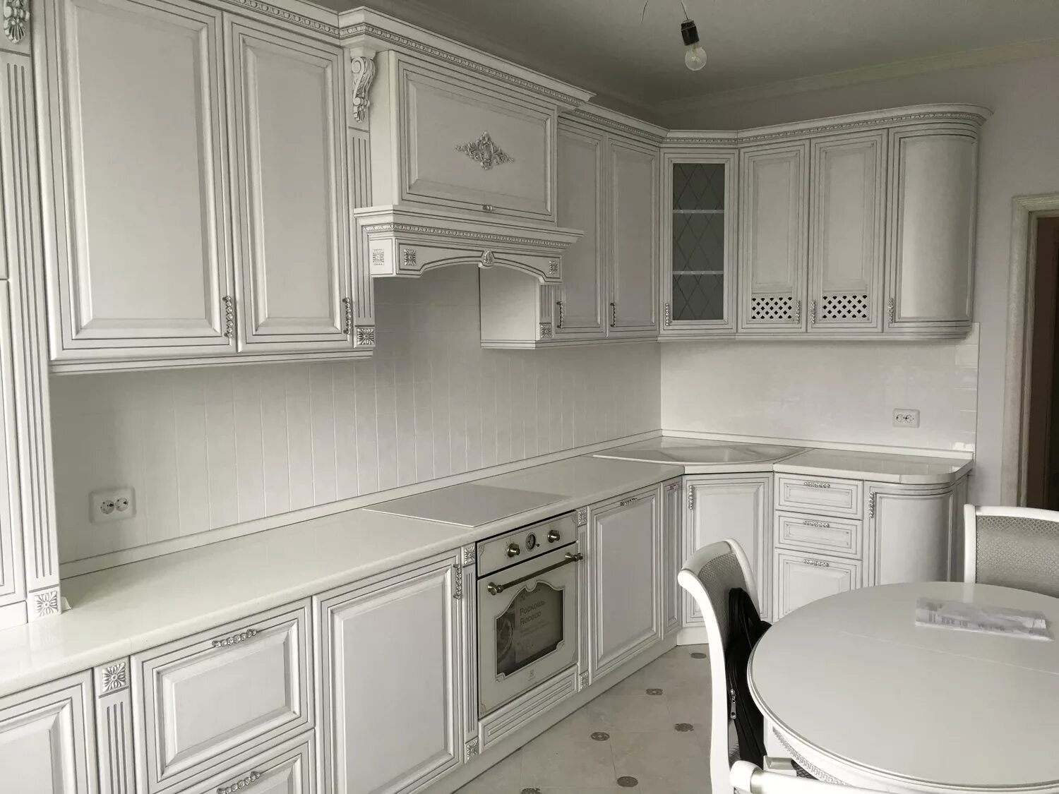 Кухонный гарнитур классика светлая фото Классическая белая кухня в светлых тонах с патиной: серебристая