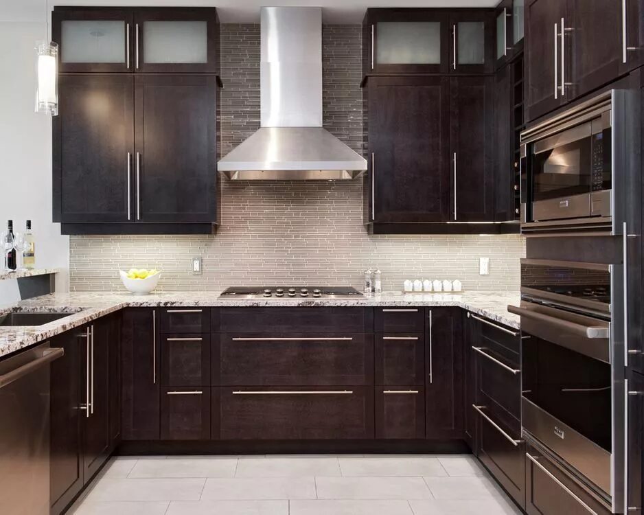 Кухонный гарнитур коричневого цвета фото Parchment glass random strip - clear and frosted Brown kitchen cabinets, Contemp