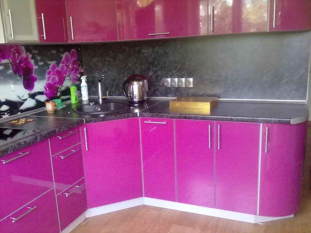 Кухонный гарнитур курск фото Кухня с пеналом угловая с розовым фасадом