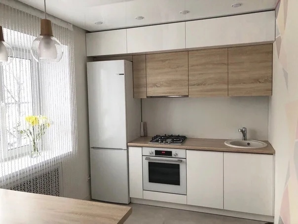 Кухонный гарнитур маленький прямой фото дизайн Блистательная кухонька в хрущевке, площадью 5 квадратов, со стойкой Кухни для кр