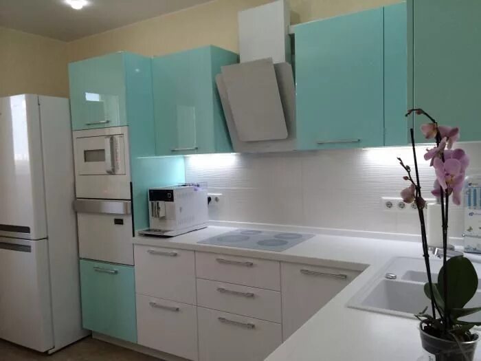 Кухонный гарнитур мятного цвета фото Лазурная кухня, интерьер кухни в голубом цвете Интерьер кухни, Бирюзовая кухня, 