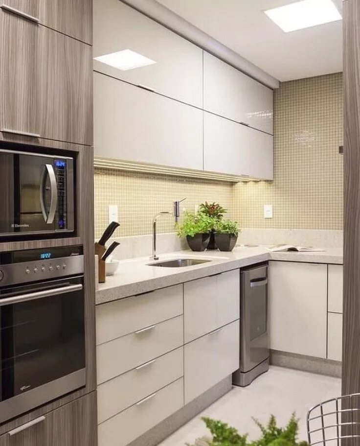 Кухонный гарнитур на 8 кв м фото Interior And Decor on Instagram: "Светлая угловая кухня с деревянным гарнитурном