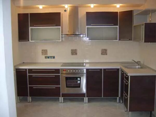 Кухонный гарнитур на ножках фото Кухня с приподнятыми нижними шкафами