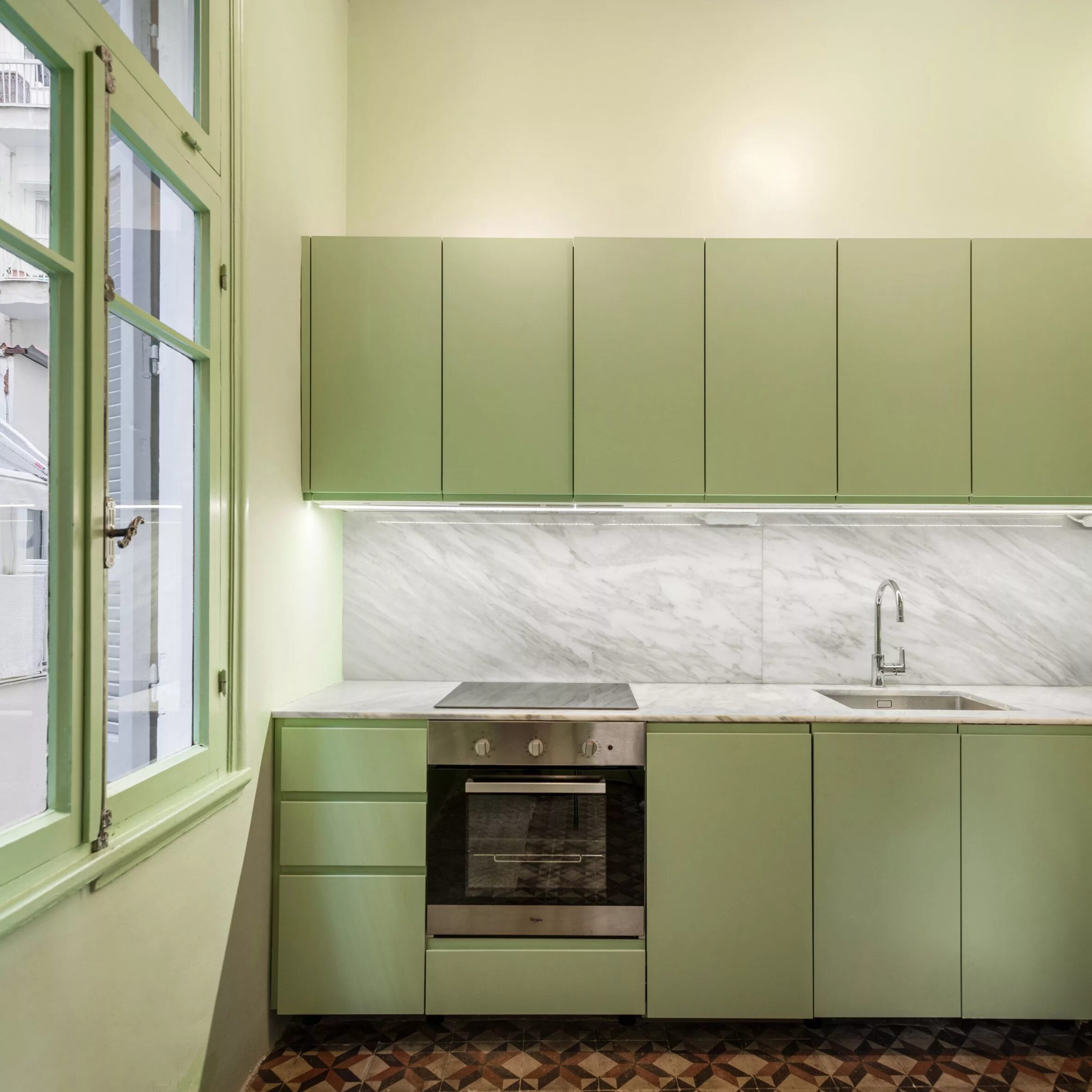 Кухонный гарнитур оливкового цвета в интерьере Dezeen roundups: Colour block kitchens One wall kitchen, Interior design kitchen