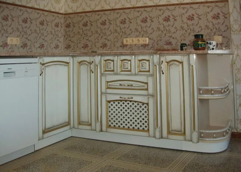 Кухонный гарнитур патина фото Классическая кухня в светлых тонах с патиной. На пике моды - кухонные гарнитуры 