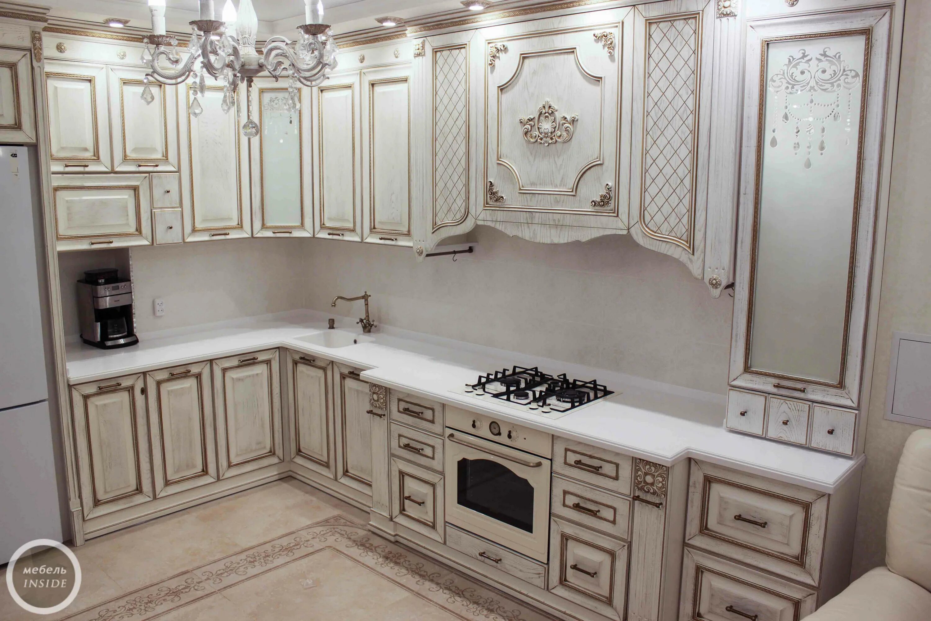 Кухонный гарнитур патина фото Кухня на заказ - Кухонный гарнитур Массив Классика с порталом и архитравом