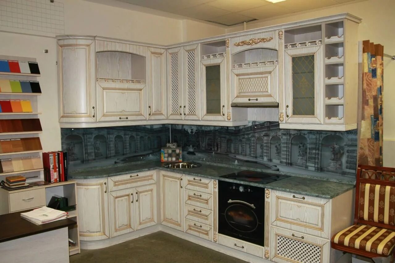 Кухонный гарнитур патина фото Фасады с патиной: угловые бежевые кухни из МДФ в стиле классика с золотой патино