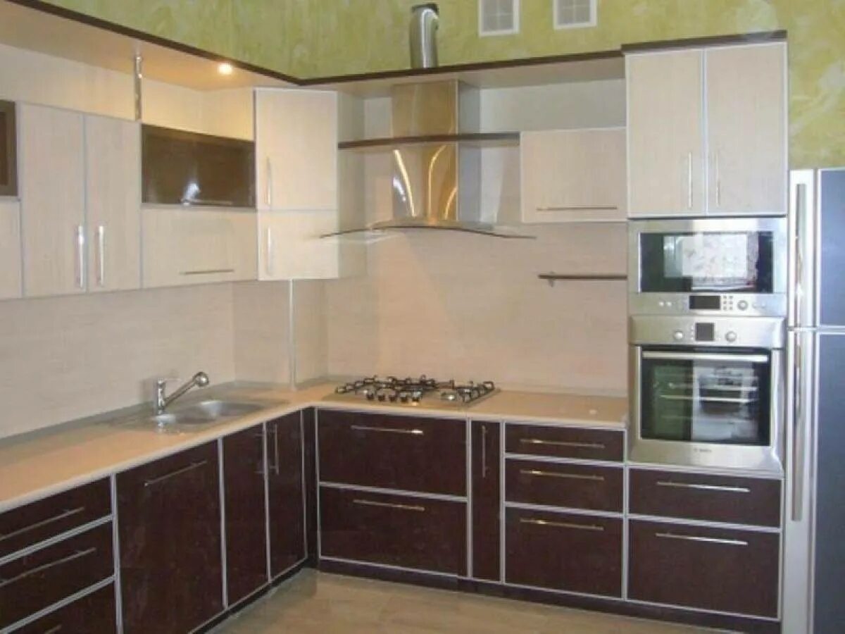 Кухонный гарнитур пластик фото Фасады для кухни в алюминиевой рамке: реальные фото примеры, плюсы и отзывы