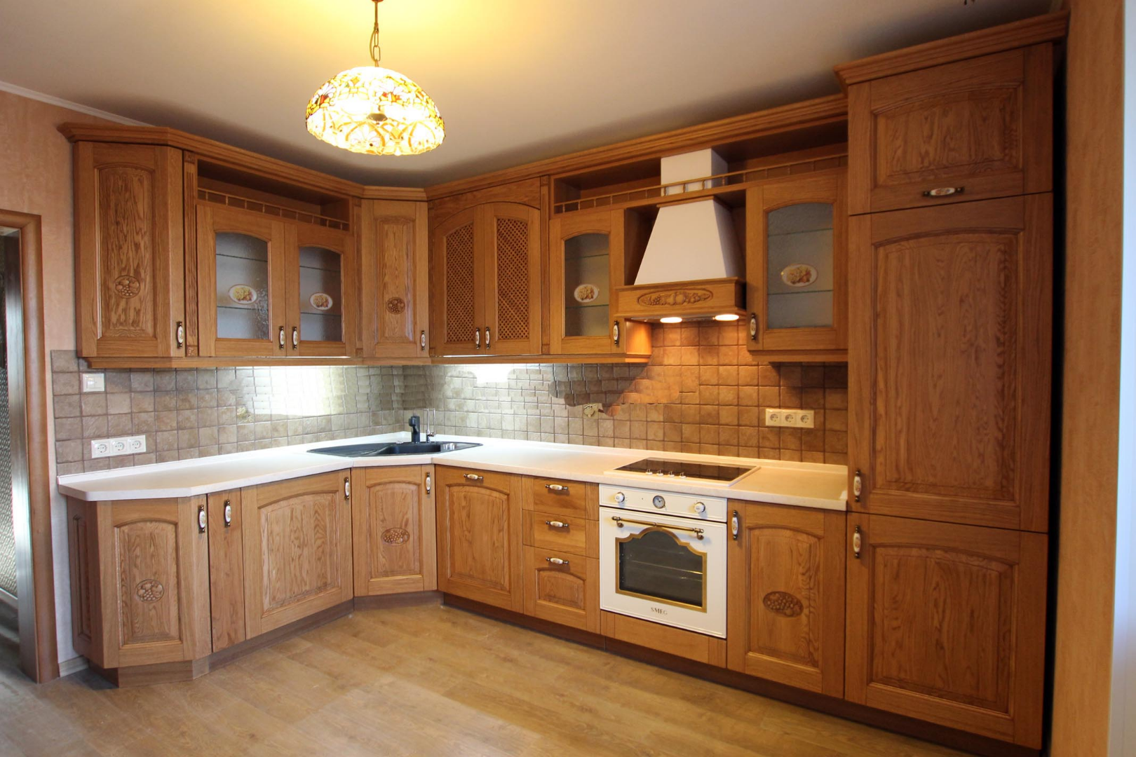 Кухонный гарнитур под дерево фото Кухня Камина купить по цене 383 390 руб. с профессиональной сборкой и доставкой 