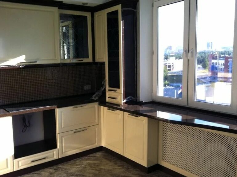 Кухонный гарнитур под окном фото Дополнительное место на маленькой кухне - превращаем подоконник в часть гарнитур