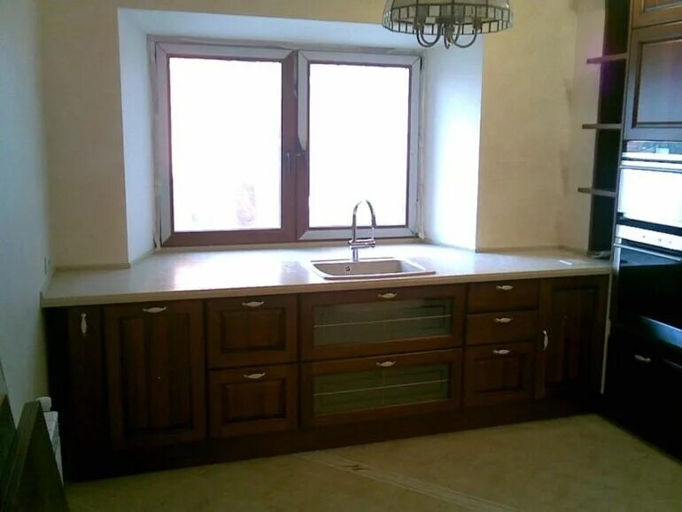 Кухонный гарнитур под окном фото Дополнительное место на маленькой кухне - превращаем подоконник в часть гарнитур