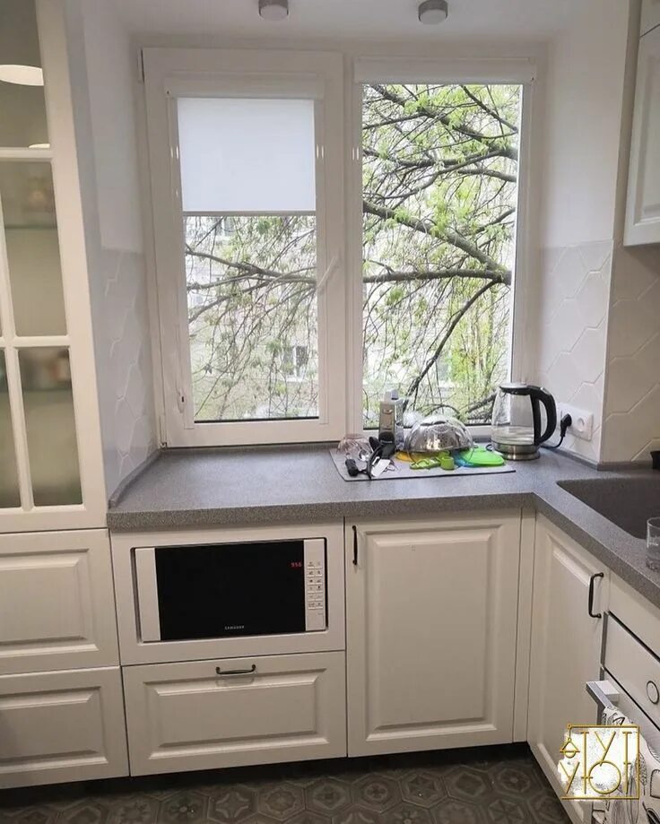 Кухонный гарнитур под окном фото #ТутУют #КакЭтоСделано #идеи #монтаж #хрущевка #гостиная #спальни #кухни Интерье