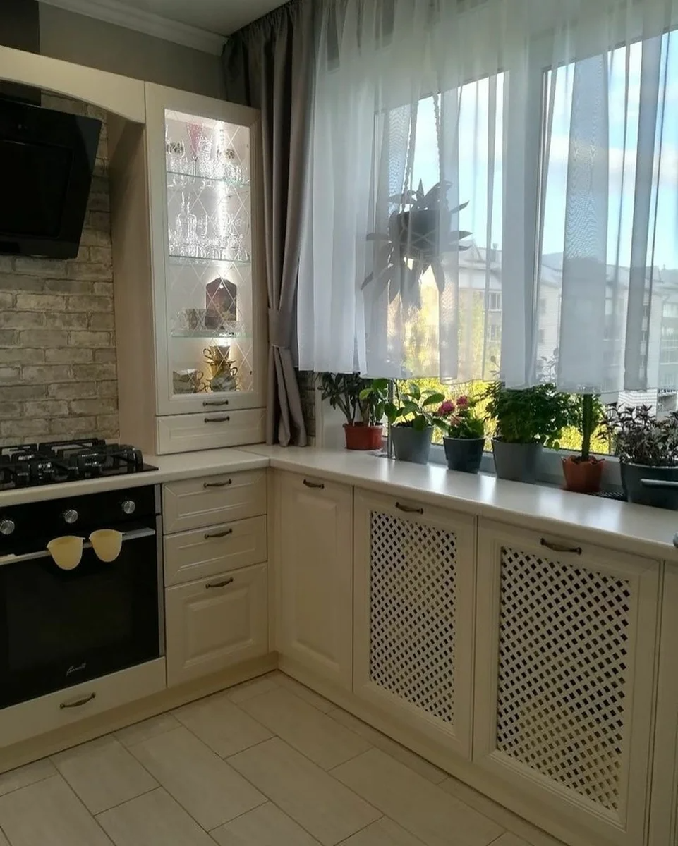 Кухонный гарнитур под окном фото На первый взгляд, эта кухня 6 кв.м. идеальна, но я не стала бы рекомендовать пов