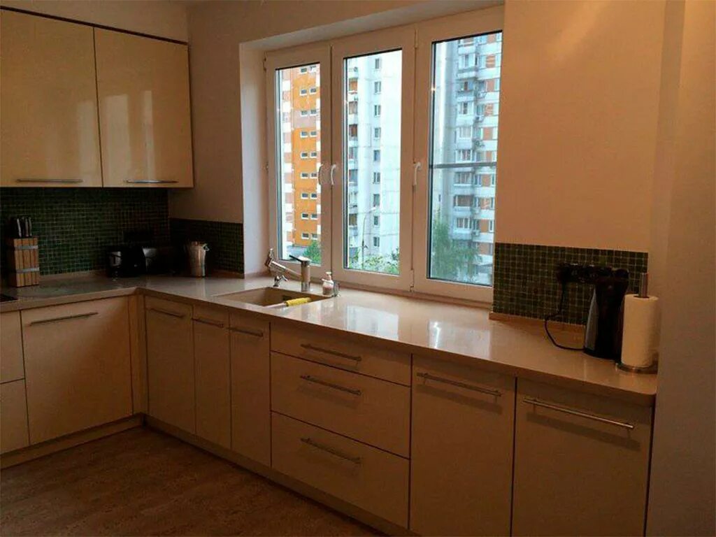 Кухонный гарнитур под окном фото Кухни под окном фото