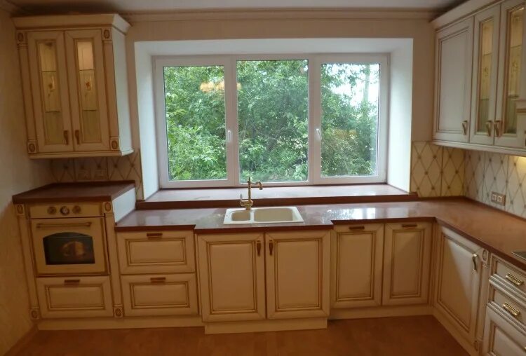 Кухонный гарнитур под окном фото Столешницы акрил