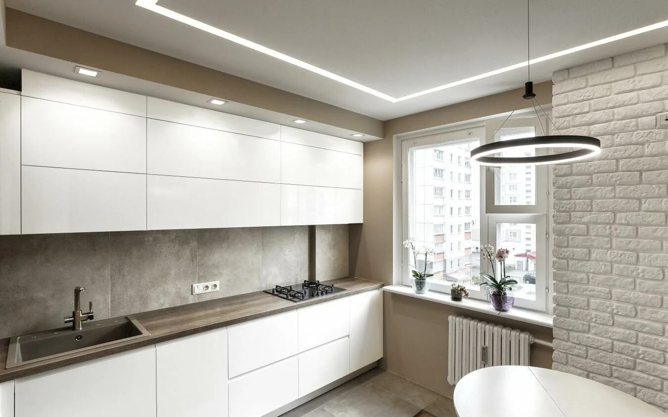 Кухонный гарнитур под потолок фото Белая кухня без ручек - кухонный интерьер в нашей фото галерее