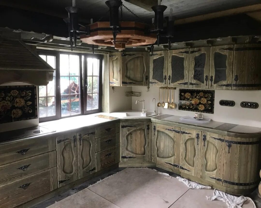 Кухонный гарнитур под старину фото Кухня из натурального дерева под старину