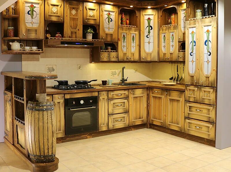 Кухонный гарнитур под старину фото Плюсы кухонь из массива дерева
