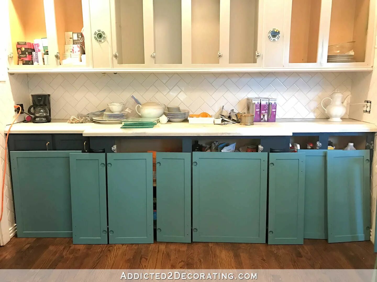 Кухонный гарнитур после покраски фото Stunning Teal Paint Color for Kitchen Cabinets