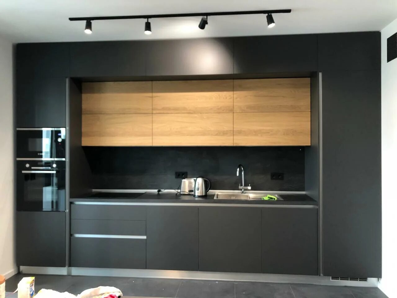 Кухонный гарнитур прямой в интерьере Черные кухни - заказать кухню черного цвета в Москве с доставкой