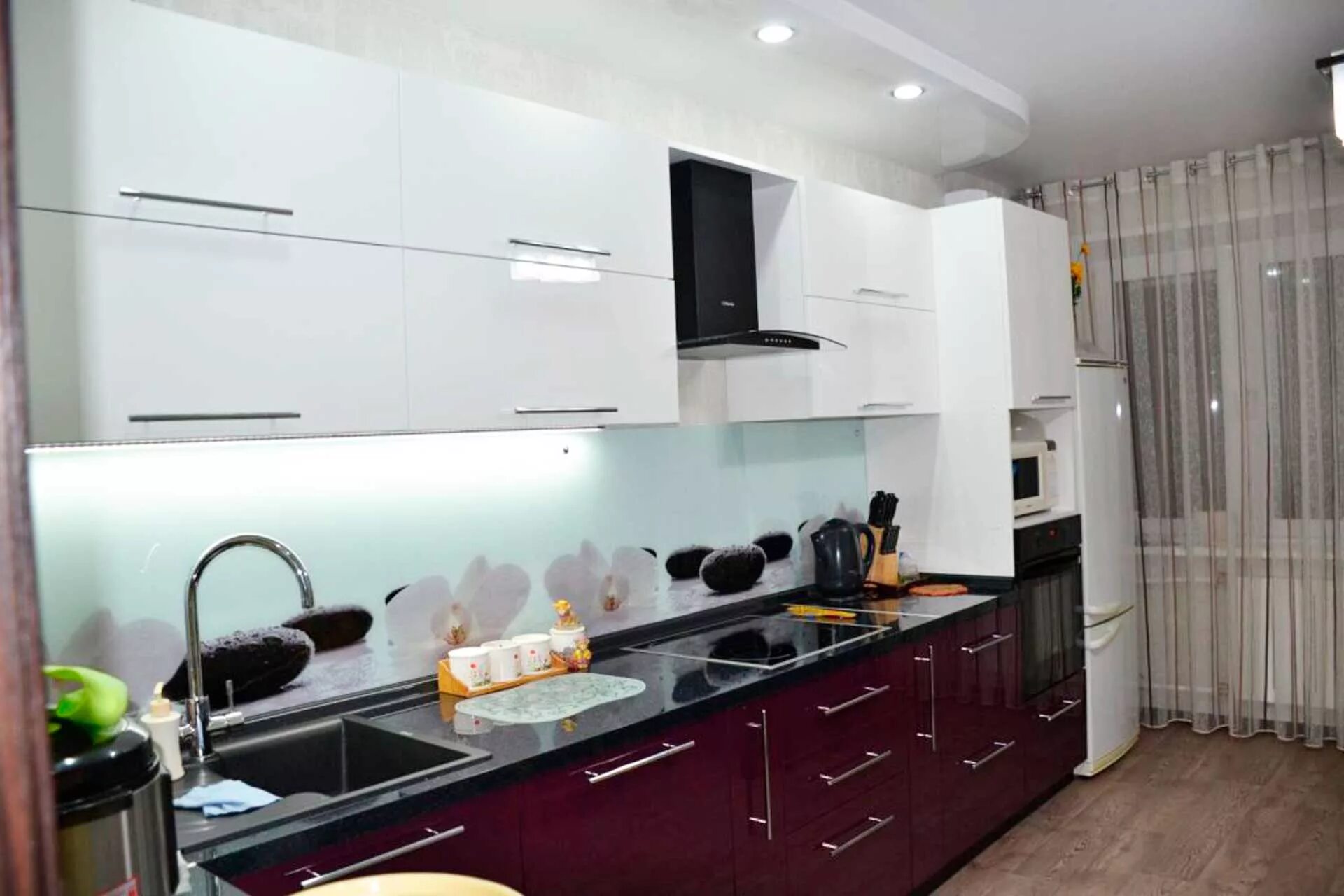 Кухонный гарнитур реальные фото в квартире Айленд, сеть салонов шкафов-купе и кухонь в Екатеринбурге - отзыв и оценка - Све