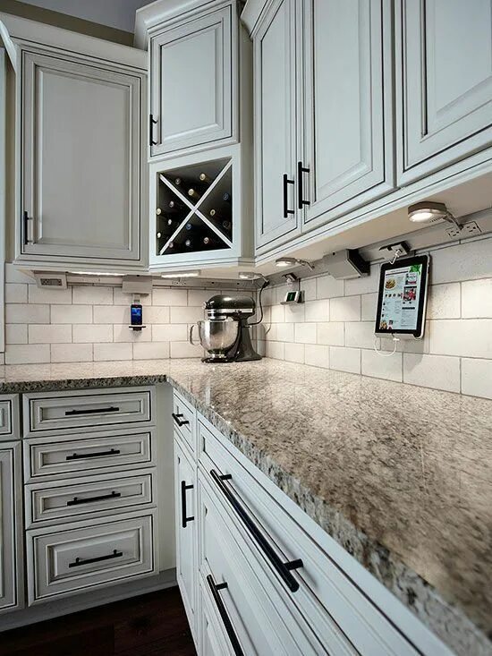 Кухонный гарнитур розетки фото 7 Kitchen Cabinet Upgrades and Money-Saving Tips - DianneDecor.com Kitchen cabin