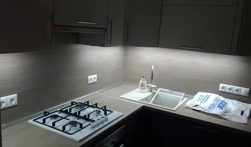 Кухонный гарнитур розетки фото Как правильно разместить розетки на кухне?