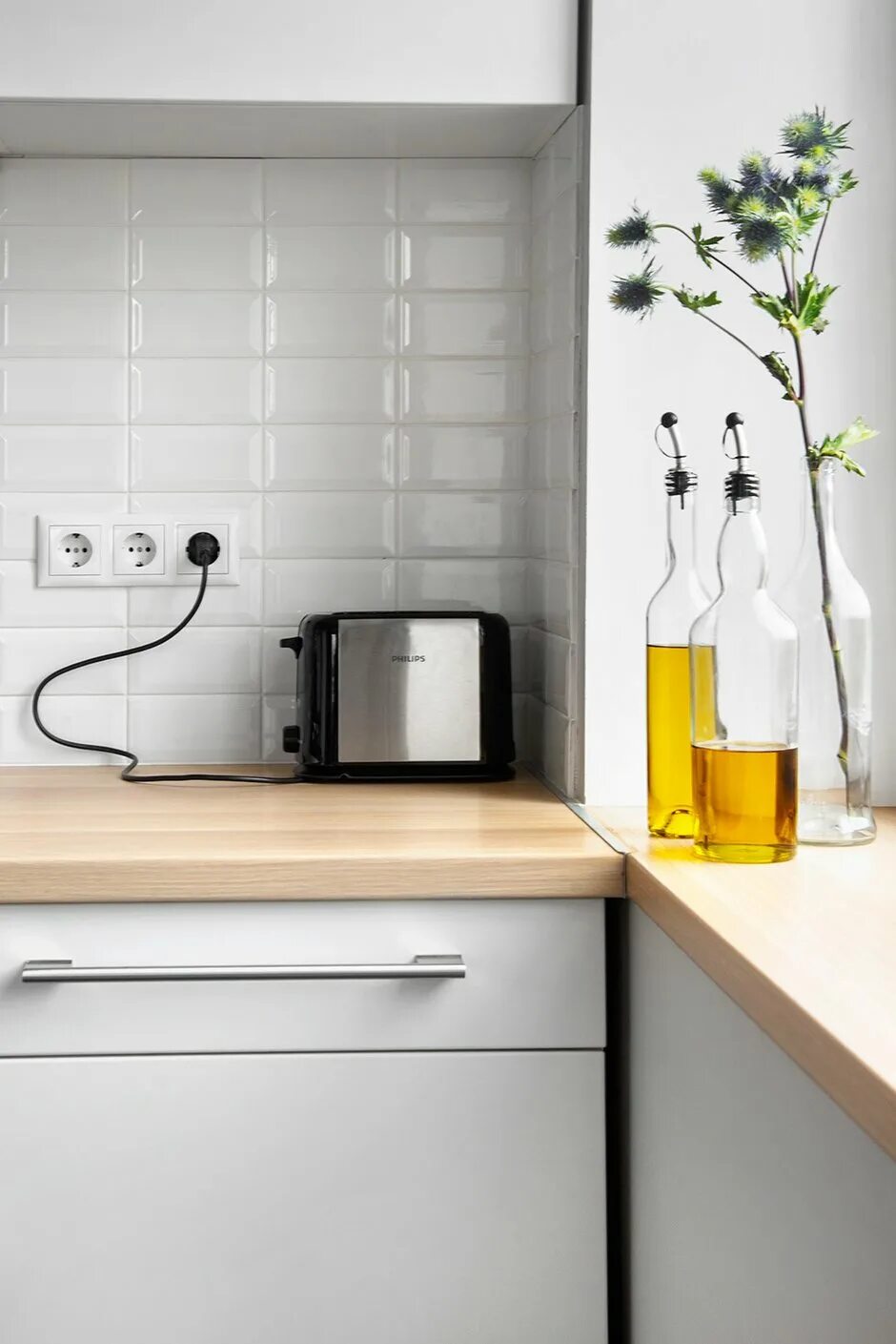 Кухонный гарнитур розетки фото Как выжать максимум из 30 квадратных метров: переделка в хрущевке - INMYROOM