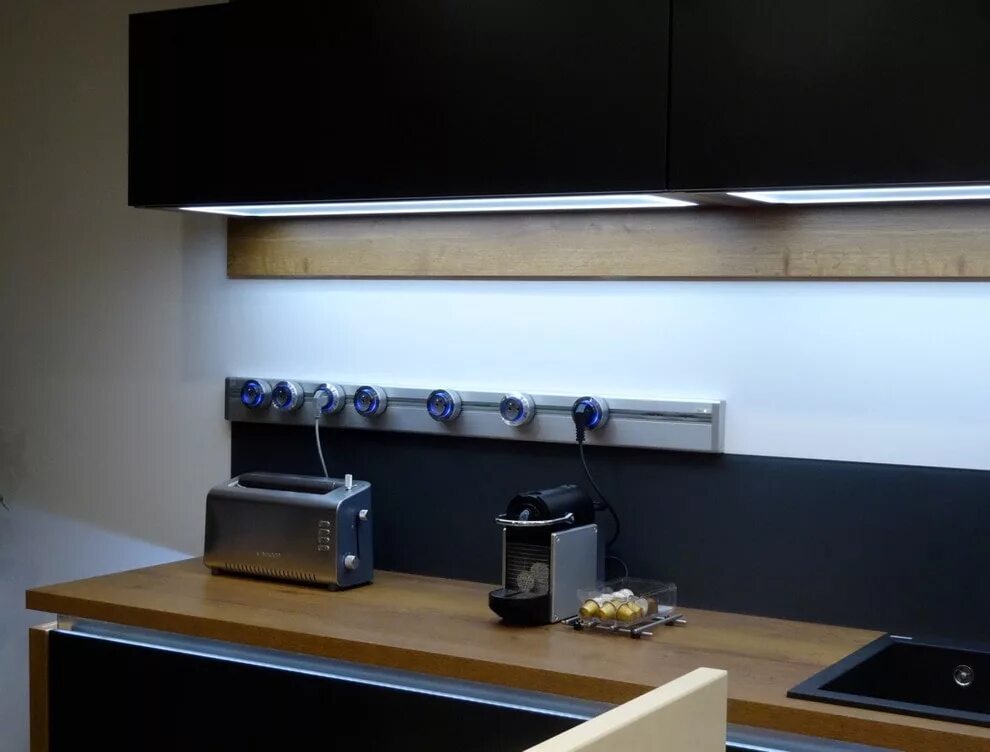 Кухонный гарнитур розетки фото Розетки на кухне: расположение, советы и схемы размещения