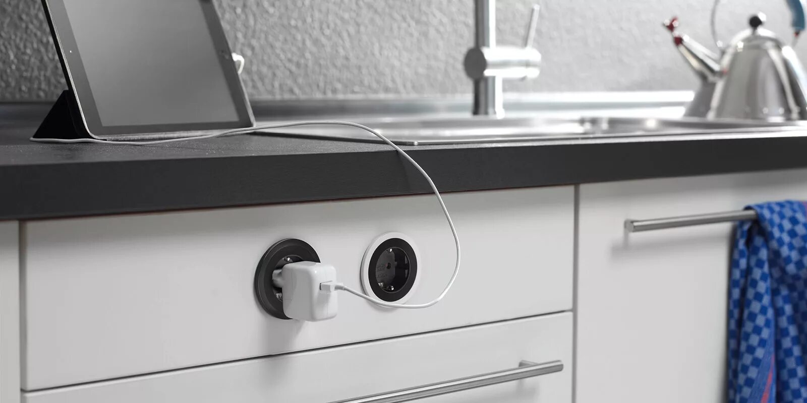 Кухонный гарнитур розетки фото Встраиваемые розетки Bachmann Pix