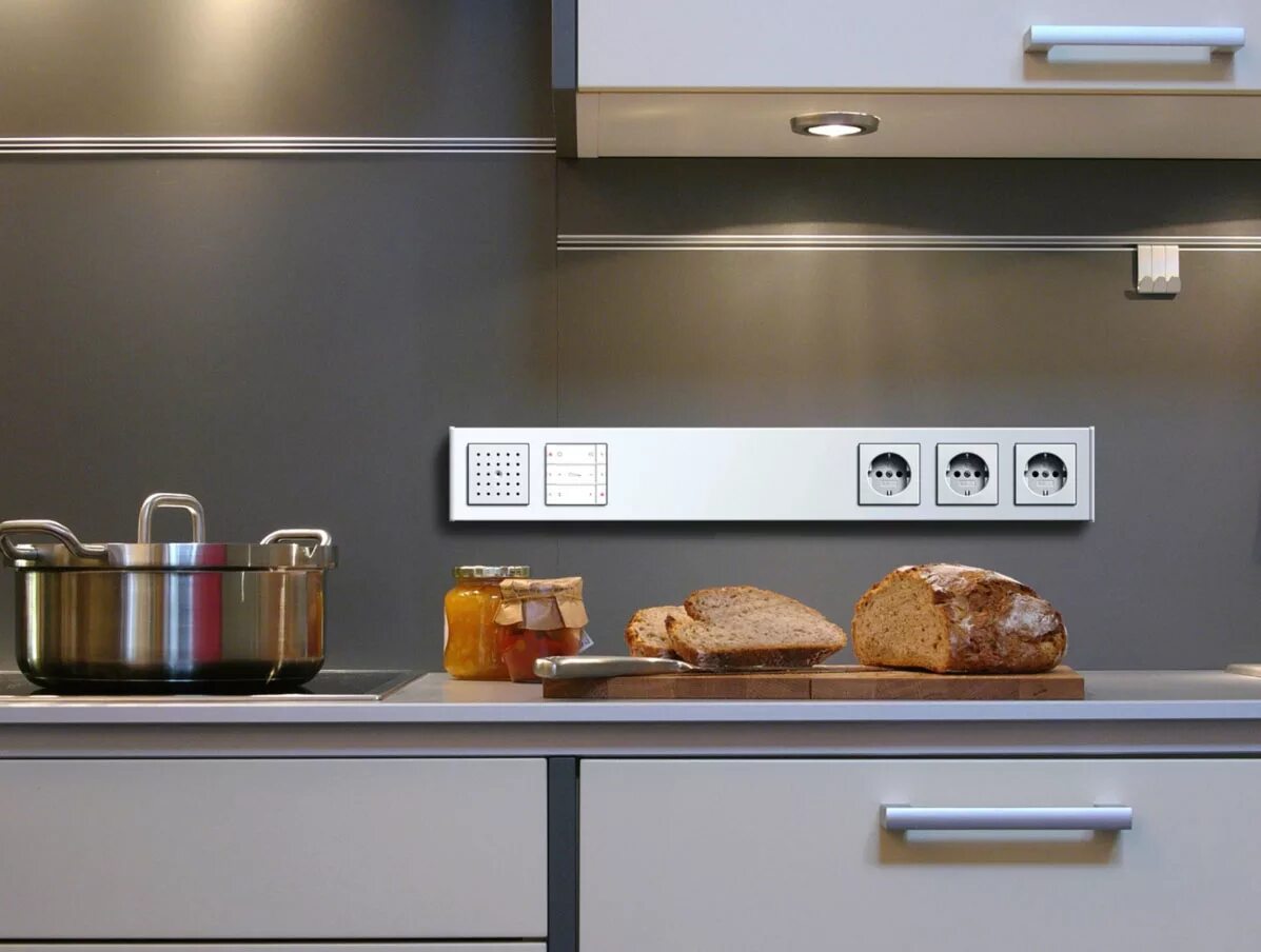 Кухонный гарнитур розетки фото Как правильно разместить розетки на кухне?