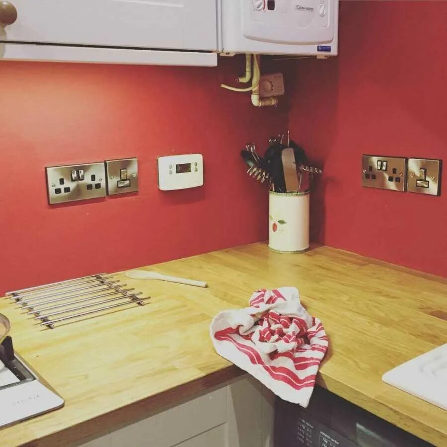 Кухонный гарнитур розетки фото Розетки на кухне - схемы идеального расположения, высоты и количества розеток